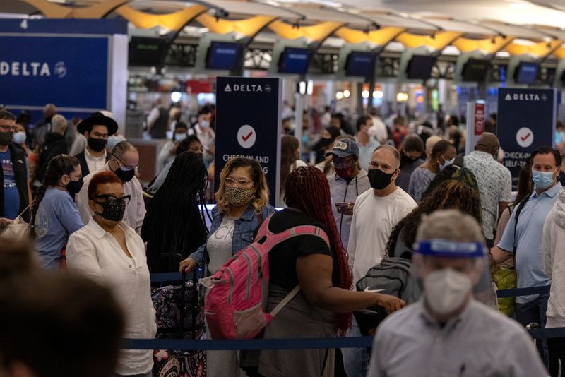 &copy; Reuters. Passengers gather near Delta airline's counter as they check-in their luggage at Hartsfield-Jackson Atlanta International Airport, in Atlanta, Georgia, U.S., May 23, 2021.  REUTERS/Carlos Barria