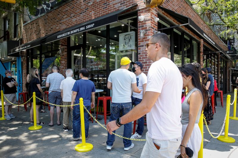 © Reuters. Clientes aguardam abertura de loja em Nova York, EUA 
19/05/2021
REUTERS/Brendan McDermid