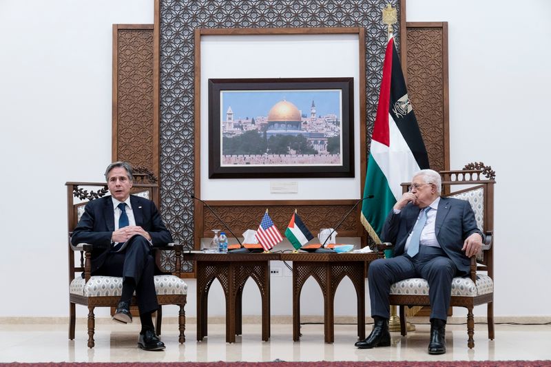 &copy; Reuters. وزير الخارجية الأمريكي أنتوني بلينكن (الى اليسار) والرئيس الفلسطيني محمود عباس خلال مؤتمر صحفي بمدينة رام الله بالضفة الغربية يوم الثلاثاء.