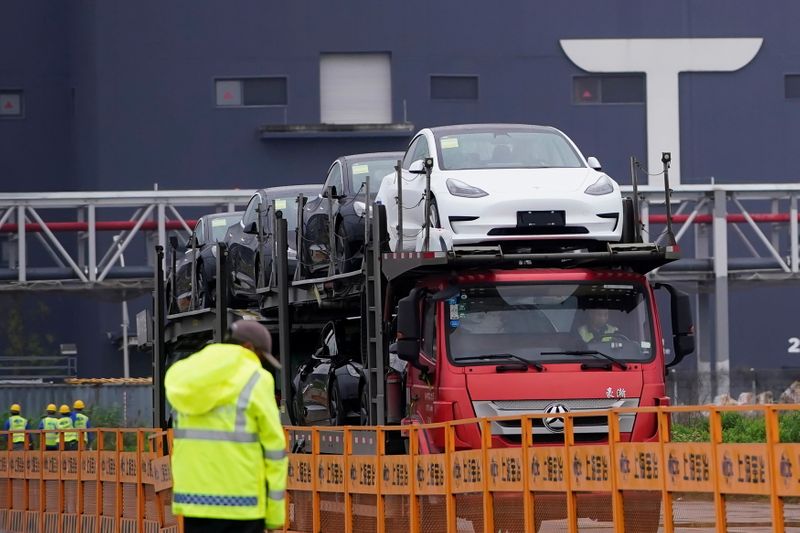 &copy; Reuters. FOTO DE ARCHIVO-Un camión transporta los nuevos automóviles de Tesla en su fábrica de Shanghái, China. 13 de mayo de 2021. REUTERS/Aly Song