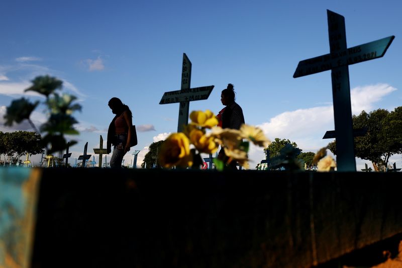 &copy; Reuters. Le Brésil a franchi le seuil des 450.000 décès liés au COVID-19, selon les données communiquées mardi par le ministère de la Santé, qui a fait état de 2.173 morts supplémentaires sur une journée et de 73.453 nouveaux cas confirmés de contamina