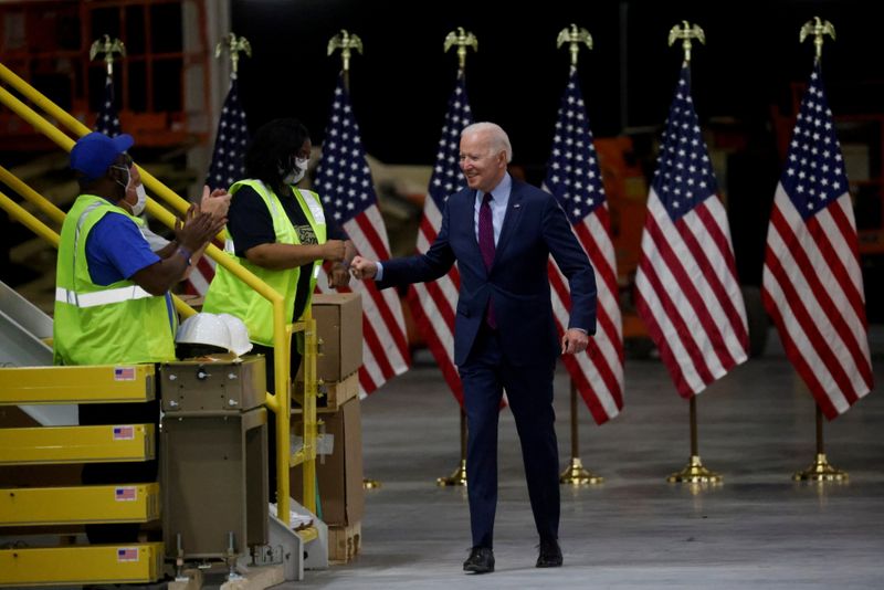 &copy; Reuters. FOTO DE ARCHIVO: El presidente de Estados Unidos, Joe Biden, choca los puños con trabajadores tras recorrer el Centro de Vehículos Eléctricos de Ford Rouge en Dearborn, Michigan, Estados Unidos. 18 de mayo de 2021.  REUTERS/Leah Millis