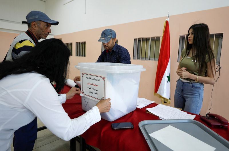 &copy; Reuters. A woman prepares a ballot box during the presidential elections at a polling centre in Damascus, Syria May 26, 2021. REUTERS/Omar Sanadiki