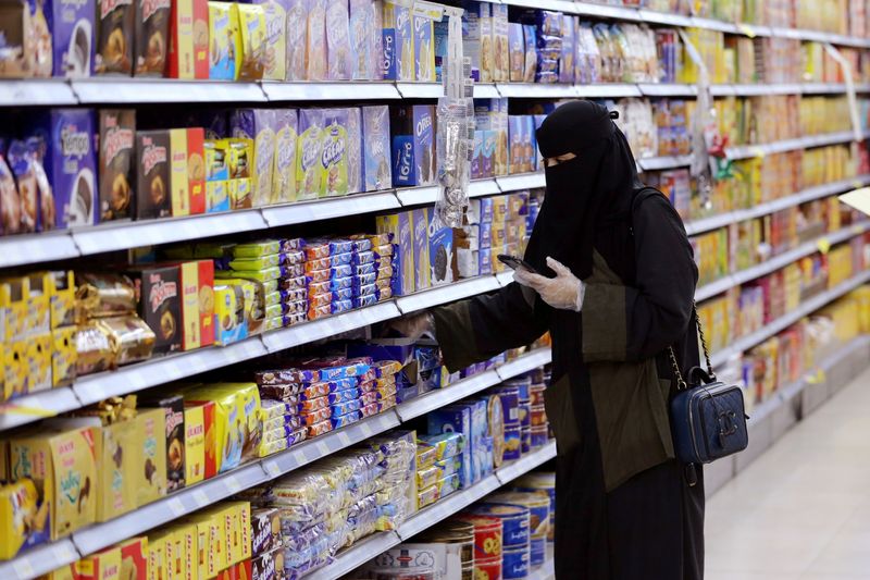 &copy; Reuters. FILE PHOTO: A Saudi woman wearing protective gloves shops at a supermarket, following the outbreak of the coronavirus disease (COVID-19), in Riyadh, Saudi Arabia May 11, 2020. REUTERS/Ahmed Yosri/