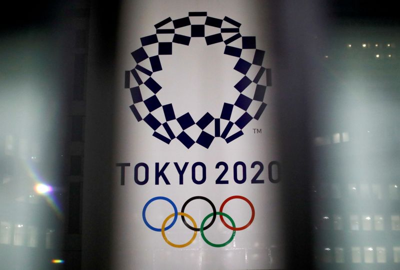 &copy; Reuters. FOTO DE ARCHIVO: El logotipo de los Juegos Olímpicos de Tokio, en el edificio de la Oficina del Gobierno Metropolitano de Tokio, en Tokio, Japón, 22 de enero de 2021. REUTERS/Issei Kato