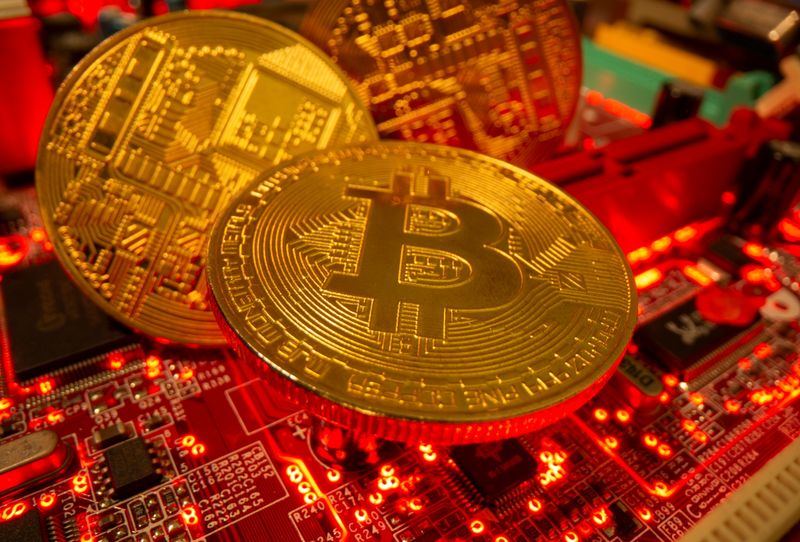 &copy; Reuters. FILE PHOTO: Representations of the virtual currency Bitcoin stand on a motherboard in this picture illustration taken May 20, 2021. REUTERS/Dado Ruvic/Illustration