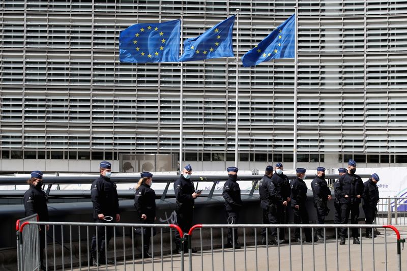 &copy; Reuters. Agentes de policía aseguran la zona alrededor de la Comisión de la UE donde se celebra la cumbre de la UE en Bruselas, Bélgica, 24 de mayo de 2021. REUTERS/Yves Herman