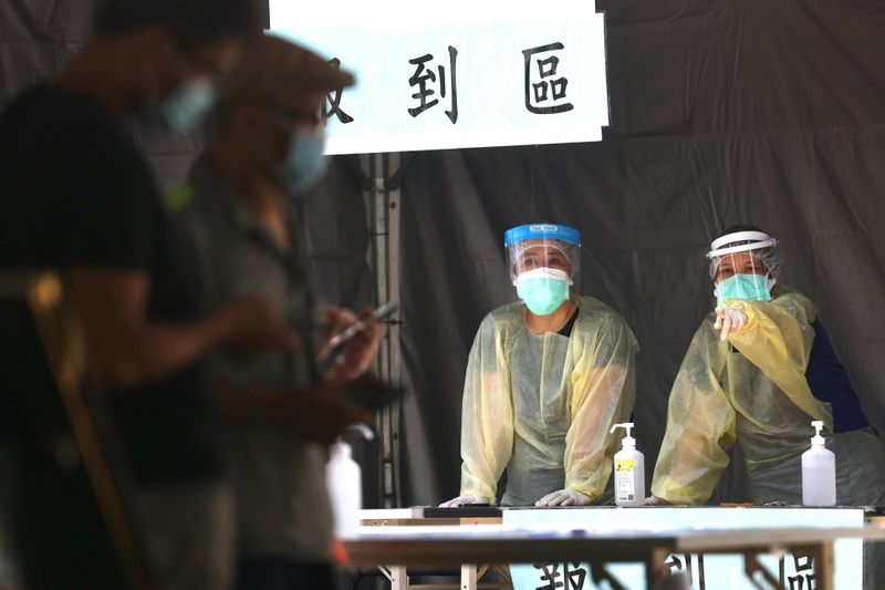 &copy; Reuters. Trabajadores médicos observan el registro de las personas que acuden a realizar una prueba rápida de la enfermedad por coronavirus (COVID-19) en un centro de pruebas tras un creciente número de casos de transmisión local en Taipei, Taiwán, 25 de mayo