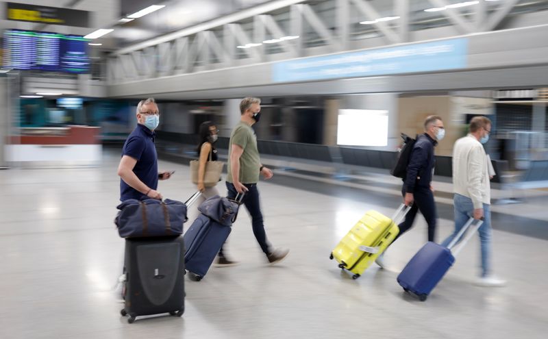 &copy; Reuters. Turistas con mascarilla en el aeropuerto de Málaga-Costa del Sol, en Málaga, España, 24 de mayo de 2021. REUTERS/Jon Nazca