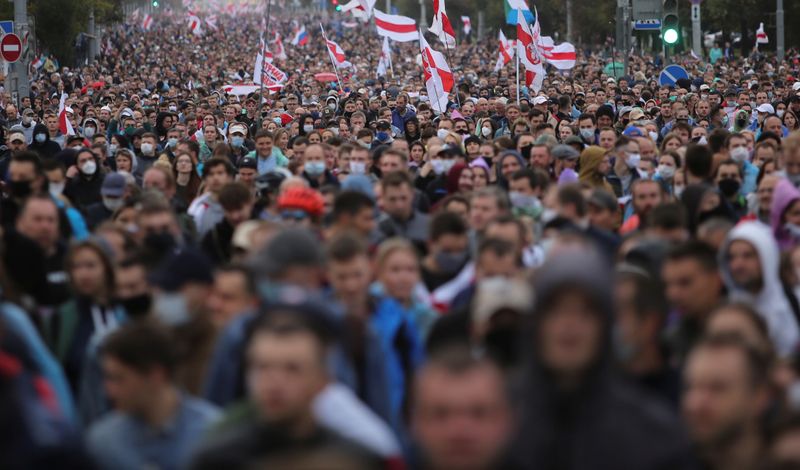 &copy; Reuters. People attend an opposition rally to reject the presidential election results and to protest against the inauguration of Belarusian President Alexander Lukashenko in Minsk, Belarus September 27, 2020. Tut.By via REUTERS  