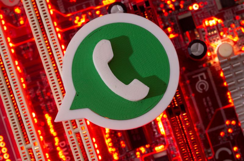 &copy; Reuters. FOTO DE ARCHIVO: Un logotipo de Whatsapp impreso en 3D en la placa base de un ordenador en esta ilustración tomada el 21 de enero de 2021. REUTERS/Dado Ruvic