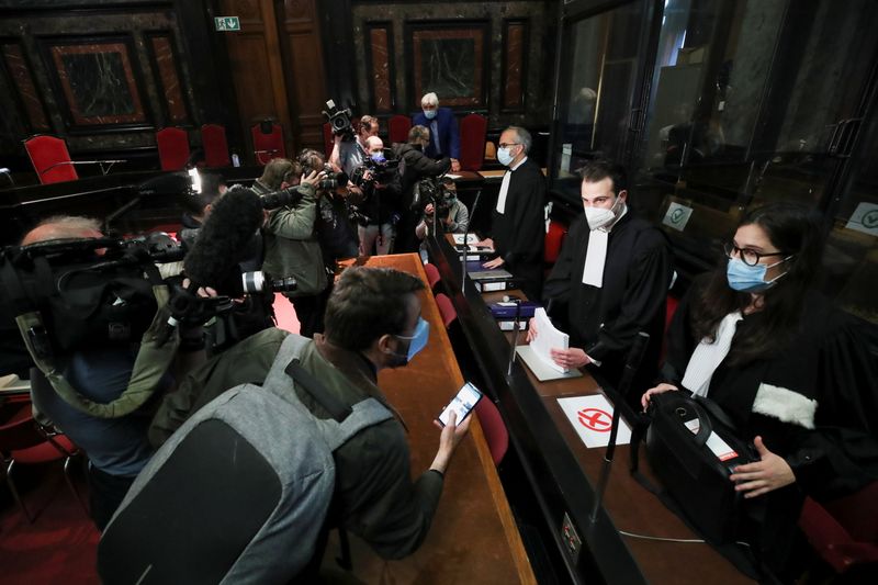 &copy; Reuters. Los abogados de AstraZeneca Clemence Van Muylder, Hakim Boularbah y Stephanie De Smedt, llegan para asistir a una audiencia en un tribunal belga en el caso contra la firma británico-sueca acusada por la UE de haber incumplido su contrato para el suminist