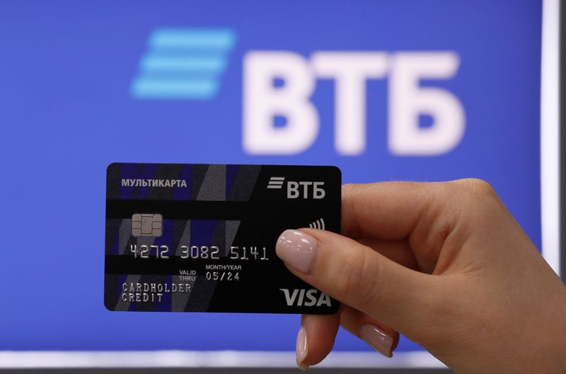 &copy; Reuters. An employee poses for a picture while demonstrating a payment card at a branch of VTB bank in Moscow, Russia May 30, 2019. REUTERS/Evgenia Novozhenina
