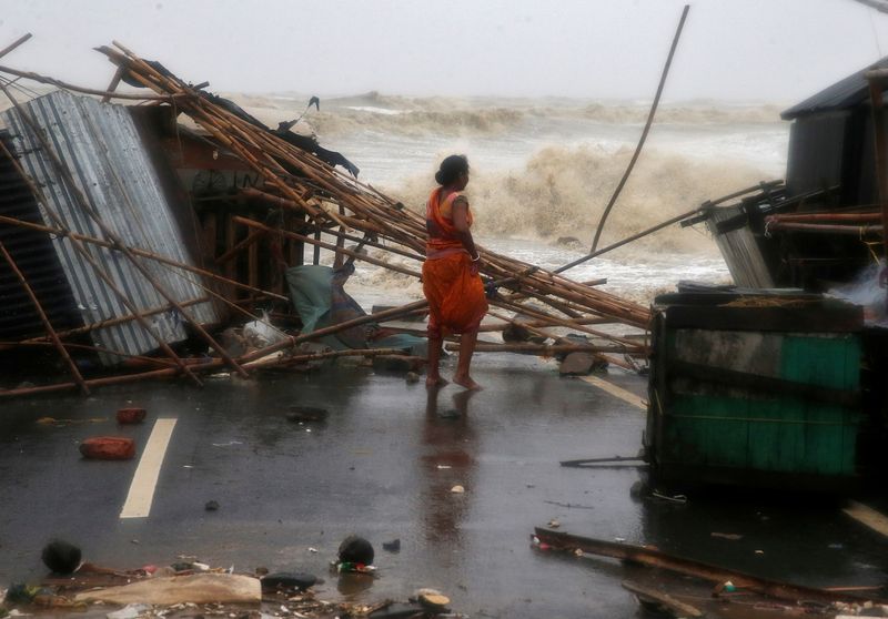 &copy; Reuters. Un puissant cyclone a détruit mercredi des dizaines de milliers de maisons en terre dans l’est de l’Inde, entraînant également la fermeture jusqu'au soir de l’aéroport de Calcutta, le plus important de la région. /Photo prise le 26 mai 2021/REU