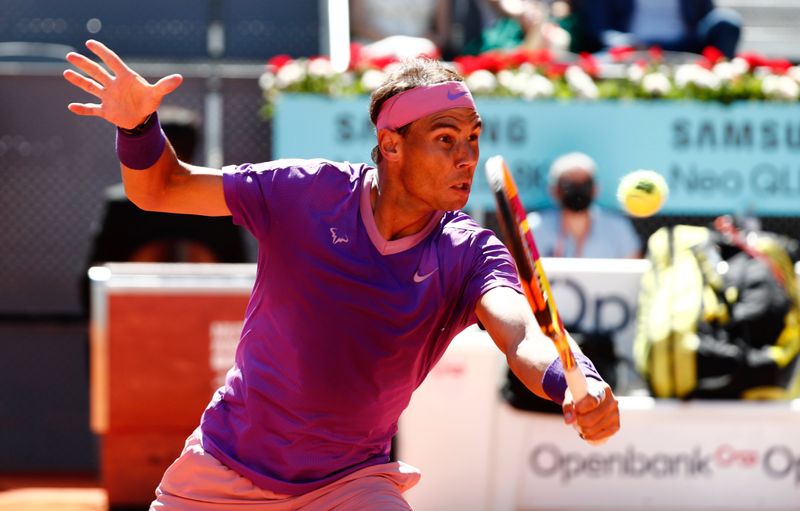 © Reuters. Rafael Nadal n'a eu aucune pitié pour le jeune Carlos Alcaraz./Photo prise le 5 mai 2021/REUTERS/Sergio Perez