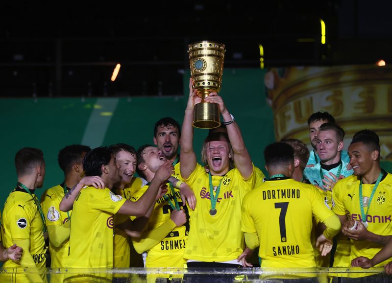© Reuters. Sancho et Haaland permettent à Dortmund de soulever à nouveau un trophée./Photo prise le 13 mai 2021/REUTERS/XXSTRINGERXX xxxxx