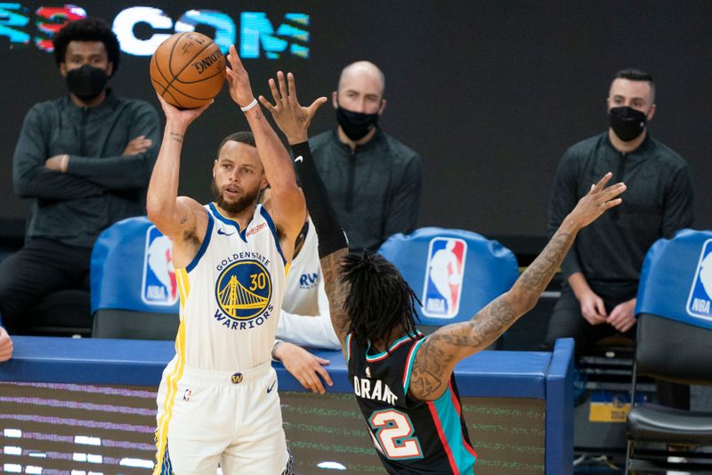 © Reuters. Stephen Curry a été stratosphérique pour assurer la 8ème place aux Warriors./Photo prise le 16 mai 2021/REUTERS/USA Today Sports