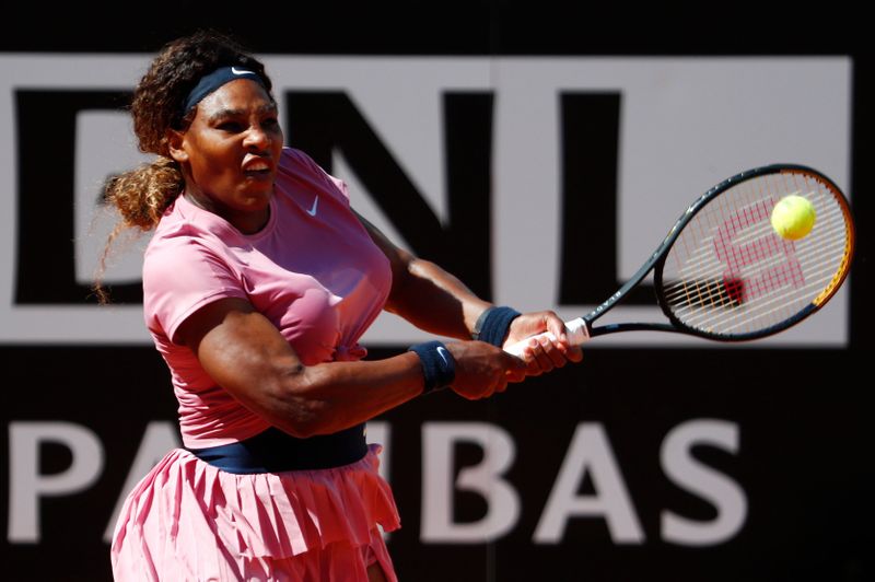 © Reuters. La forme de Serena Williams inquiète à moins d'une semaine de Roland-Garros./Photo prise le 12 mai 2021/REUTERS/Guglielmo Mangiapane