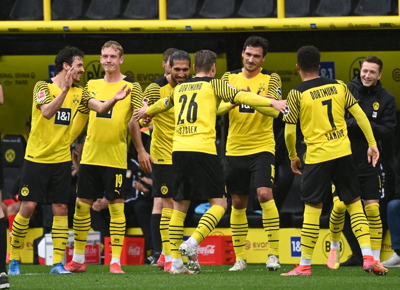 &copy; Reuters. Après la vicoire face à Leverkusen, les joueurs de Dortmund ont accompagné la sortie de Lukas Piszczek avec une haie d'honneur./Photo prise le 22 mai 2021/REUTERS/XXSTRINGERXX xxxxx