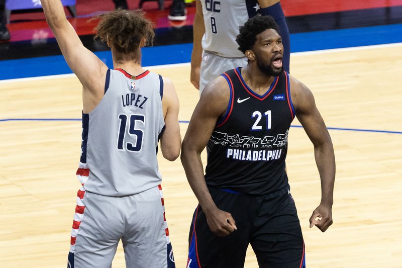 © Reuters. Embiid montre les muscles après la victoire inaugurale des Sixers./Photo prise le 23 mai 2021/REUTERS/USA TODAY USPW